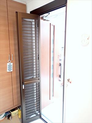 玄関に網戸を取付け 玄関に網戸を取付け